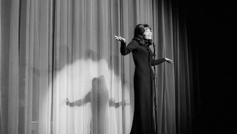 Artistes interprétant la chanson française d’amour sur une scène parisienne